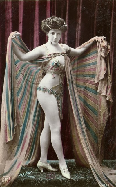 Postkarte, die eine orientalische Tänzerin darstellt (farbiges Foto) von Stanislaus Walery