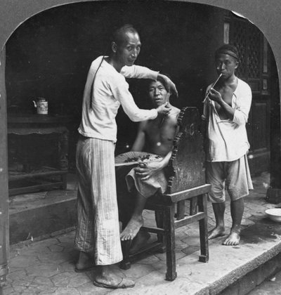 Ein chinesischer Friseur in Bhamo, Burma, 1908 von Stereo Travel Co
