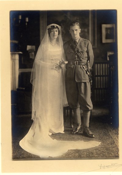 Hochzeit von Lady Blanche Cavendish und Colonel Ivan Murray Cobbold, Guards Chapel, Lansdowne House, 21. April 1919 (s/w Foto) von Studio Lafayette