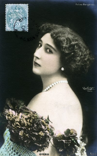 Die schöne Otero mit den Folies Bergère, Postkarte Anfang 20. Jahrhundert. (Foto) von Studio Reutlinger