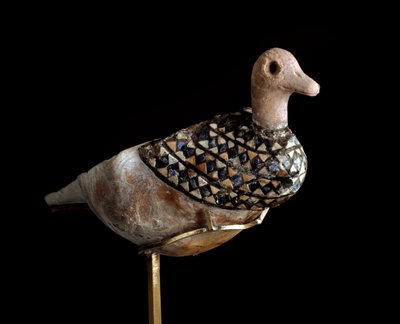 Unteres Mesopotamien, Irak, sumerische Kunst: Entenförmige Lampe aus einer Muschel, eingelegt mit Lapislazuli, rotem Kalkstein und Perlmutt. 3000 v. Chr. Bagdad, Nationales Irak-Museum. von Sumerian Sumerian