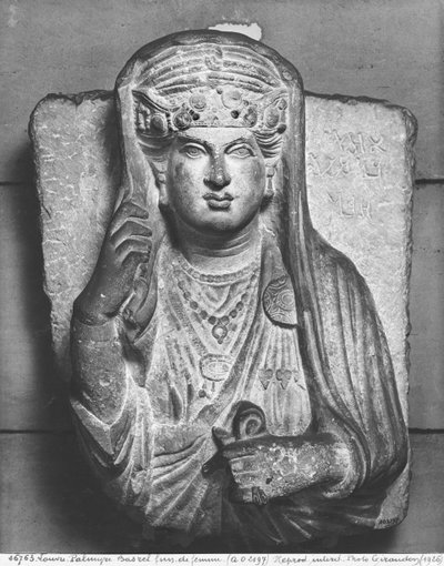 Grabrelief einer weiblichen Figur, aus Palmyra, Syrien von Syrian School