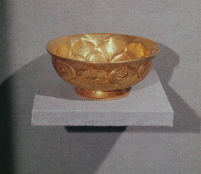 Schale verziert mit geprägten Lotusblättern von Tang Dynasty Chinese School