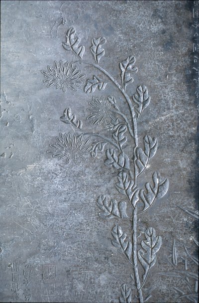 Stele mit Chrysantheme, Blumen und Blättern graviert, 618-907 (Stein) von Tang Dynasty Chinese School