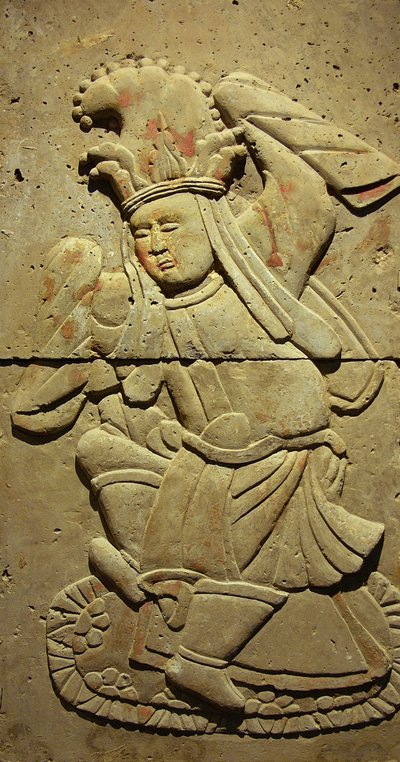 Terrakotta-Stele mit Tänzerin, Tang-Dynastie (618-907), entdeckt in der Provinz Shaanxi, Stelenwald-Museum in Xian. Fotografie, Leonard de Selva, China, 2006. von Tang Dynasty Chinese School