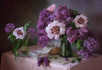 Frühlingsflieder-Pfingstrosenblüten von Tatyana Skorokhod