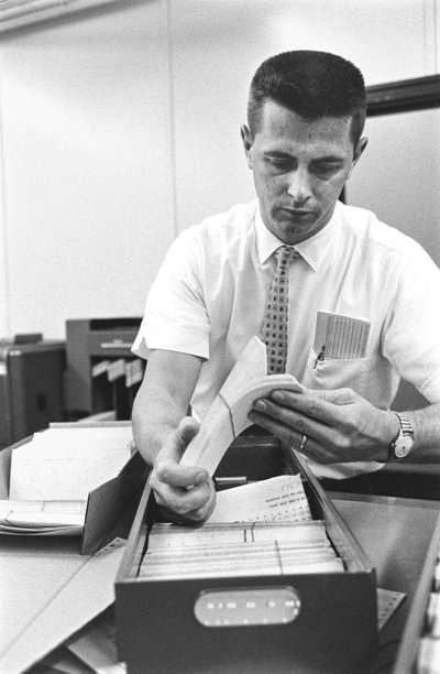 Computerbediener Don Murray arbeitet mit einem frühen digitalen IBM-Computer, der Lochkarten verwendet von Ted Spiegel