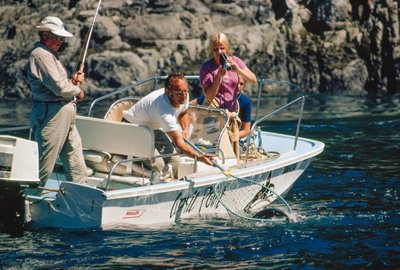 Filmaufnahme seines Fangs, ein Angler holt einen Lachs in Bute Inlet ein von Ted Spiegel