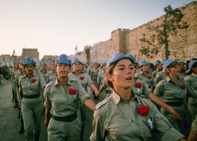 Israelische Soldaten marschieren an den Mauern der Altstadt von Jerusalem vorbei in Wiederbelebung des alten Passos von Ted Spiegel