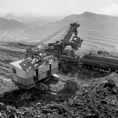 Kupfererz wird in der Morenci-Mine für das Phelps Dodge Schmelzwerk in Douglas, Arizona, verladen von Ted Spiegel