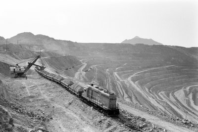 Kupfererzverladung in der Morenci-Mine für die Phelps Dodge Schmelze in Douglas, Arizona von Ted Spiegel