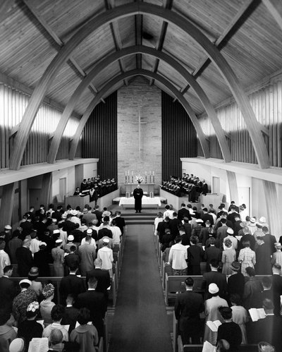 Pfarrer spricht während des Sonntagsgottesdienstes zur Gemeinde in der First Congregational Church von Ted Spiegel
