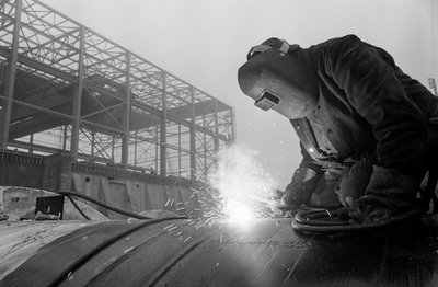 Schweißer verwendet Acetylenbrenner zum Schweißen von Industrie-Rohren auf der Baustelle bei den Hanford-Operationen von Ted Spiegel