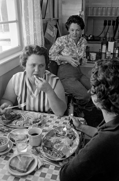 Frauen unterhalten sich beim Frühstück in einem Diner in Oregon von Ted Spiegel