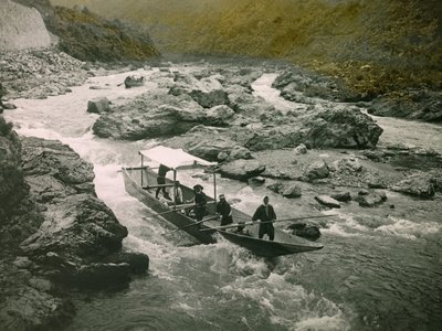 Ein Boot in den Stromschnellen des Hozu-Flusses, Kyoto, um 1900 - 1915 von Teijiro Takagi