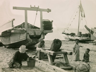 Eine Fischerfamilie in Japan, um 1900 - 1915 von Teijiro Takagi