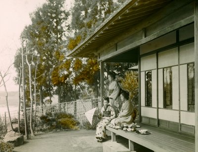 Japanische Familie vor ihrem Haus, um 1900 - 1915 von Teijiro Takagi
