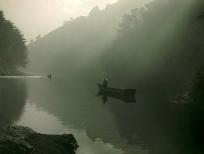 Japanischer Fischer in Arashiyama, westlich von Kyoto, um 1900 - 1915 von Teijiro Takagi
