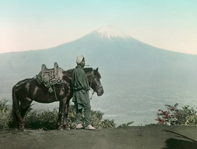 Japanischer Mann mit Pferd auf dem Berg Otome, Toga, blickt auf den Berg Fuji, um 1900 - 1915 (Fotografie) von Teijiro Takagi