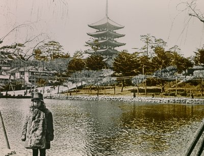 Porträt eines jungen Japaners vor einer Pagode in Tokio, um 1900 - 1915 von Teijiro Takagi