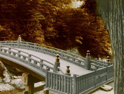 Die Shinkyo (heilige Brücke) in der Stadt Nikko, um 1900 - 1915 von Teijiro Takagi