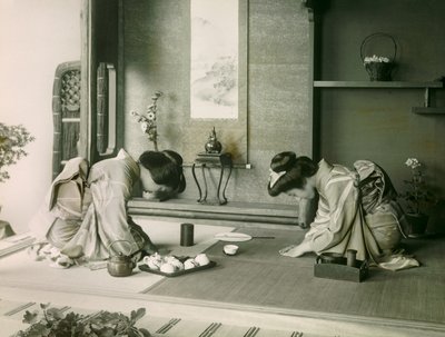 Zwei japanische Frauen in traditioneller Kleidung begrüßen sich vor der Teezeremonie, um 1900 - 1915 von Teijiro Takagi