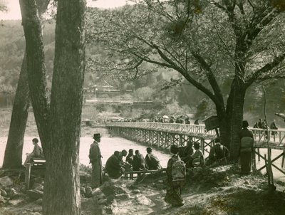 Blick auf die Togetsukyo-Brücke über den Katsure-Fluss in Arashiyama, um 1900 - 1915 von Teijiro Takagi