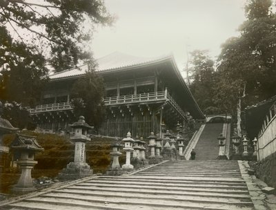 Ansicht des buddhistischen Tempels auf Stelzen in Nara, um 1900 - 1915 von Teijiro Takagi