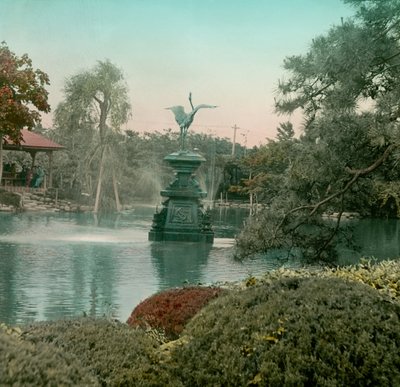Blick auf den Kranichbrunnen im Hibiya-Park, Tokio, um 1900 - 1915 von Teijiro Takagi