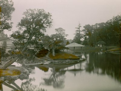 Ansicht des Koraku-en japanischen Gartens in Okayama, um 1900 - 1915 von Teijiro Takagi