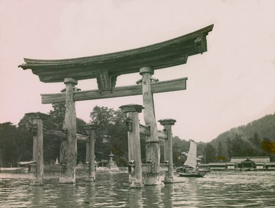 Blick auf das Torii auf der Insel Miyajima, um 1900 - 1915 von Teijiro Takagi