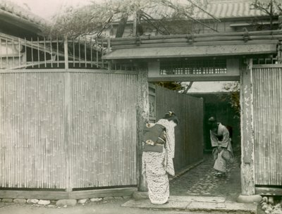 Junge japanische Frau besucht eine Freundin, um 1900 - 1915 von Teijiro Takagi