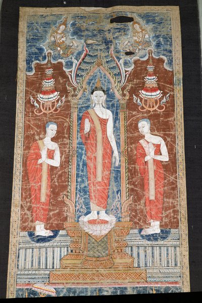 Banner mit stehendem Buddha und zwei Jüngern, Ratanakosin-Stil von Thai School