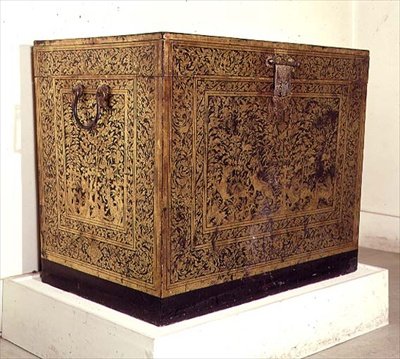Schwarzer Lackkoffer mit vergoldeter Dekoration, möglicherweise buddhistische Schriftkiste, hergestellt in Ayudhya, Thailand von Thai School