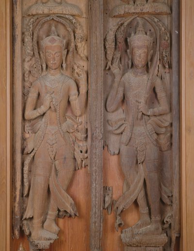 Paneel eines Tores mit zwei Deva (Holz) von Thai School