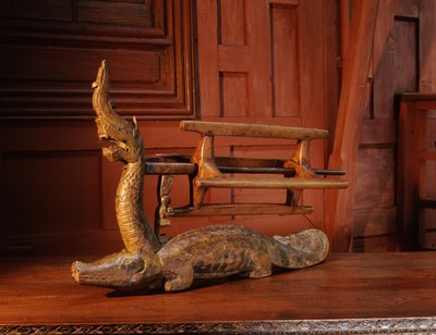 Garnwickler in Form eines Alligators mit dem Kopf einer Naga von Thai School