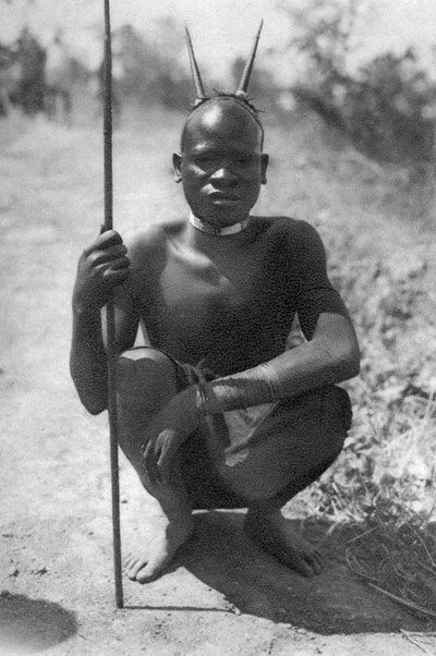 Ein Junge mit Hörnern, Abercorn nach Tukuyu, Tanganjika, 1925-1927 von Thomas A. Glover
