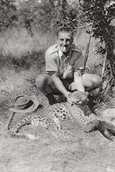 Chaplin Court Treatts Leopard, Abercorn nach Tukuyu, Tanganjika, 1925-1927 von Thomas A. Glover