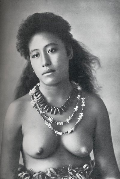 Eine samoanische Schönheit, trägt Halsketten aus Zähnen und Muscheln, 1902 von Thomas Andrew