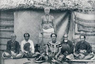 Eine Gruppe von Samoanern, darunter der bekannte Rebell Mataafa Iosefo, die stehende Figur, 1902 von Thomas Andrew