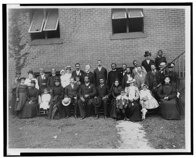Mitglieder der Ersten Kongregationalkirche, Atlanta, Georgia, vor der Backsteinkirche posierend von Thomas Askew