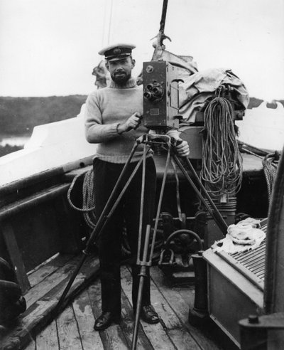 G. H. Wilkins bei seiner Rückkehr von der Expedition in The Quest mit Sir Ernest Shackleton, Plymouth, 16. September 1922 von Thomas E. and Horace Grant Grant