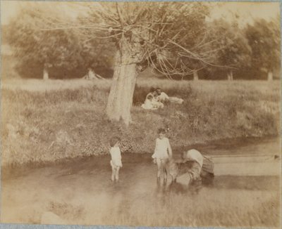[Drei Kinder und ein Hund spielen im Bach, 4. Juli 1883] von Thomas Eakins
