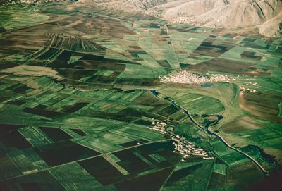 Luftaufnahme von bewirtschafteten Feldern im fruchtbaren Al Beqaa-Tal, auch bekannt als Al Biqa-Tal von Thomas J. Abercrombie
