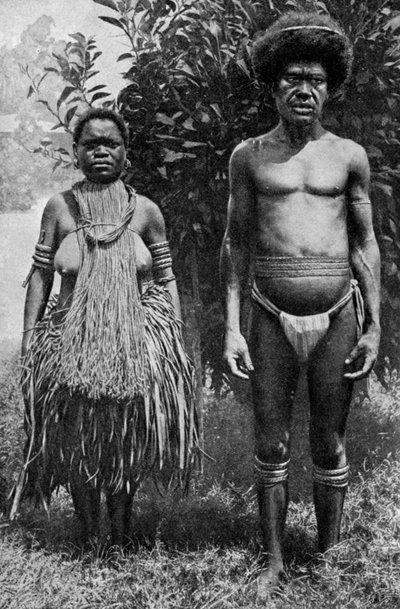 Trauer um die Toten gezeigt durch Hanfstricke, Neuguinea, 1922 von Thomas McMahon