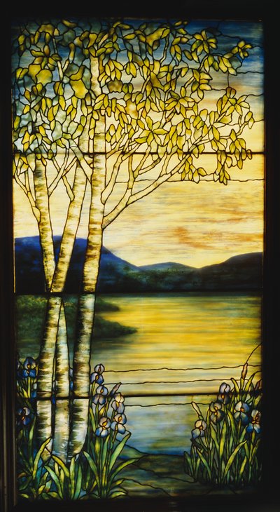 Landschaftsfenster mit Blick über Wasser mit Birken und Schwertlilien im Vordergrund von Tiffany and Company