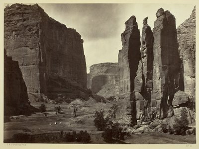 Cañon de Chelle, Wände des Grand Cañon, etwa 1200 Fuß hoch, 1873 von Timothy OSullivan