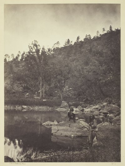 Blick auf den Apache-See, Sierra Blanca Range, Arizona, zwei Apache-Scouts im Vordergrund von Timothy O