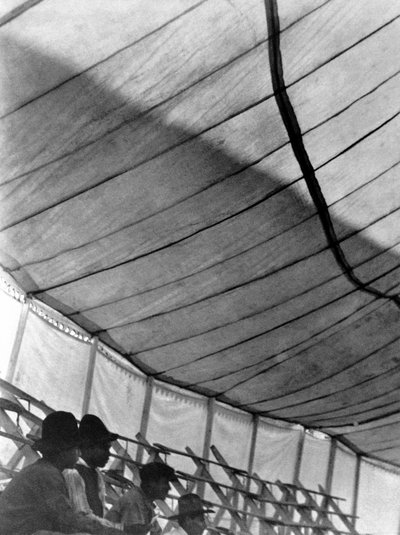 Zirkuszelt (Gran Circo Ruso), Mexiko-Stadt, 1924 von Tina Modotti