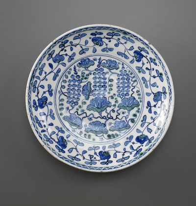 Schale mit Traubendesign, Iznik, Osmanische Dynastie von Turkish School
